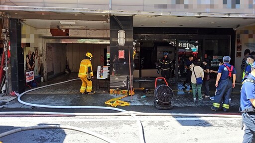 影/民雄鐵皮加蓋建物突傳火警 「燃燒100平方米」幸無傷亡