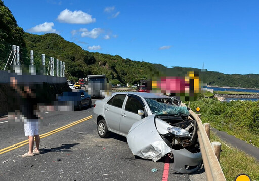 影/驚悚空拍曝!濱海公路砂石車衝墜邊坡 駕駛當場死亡