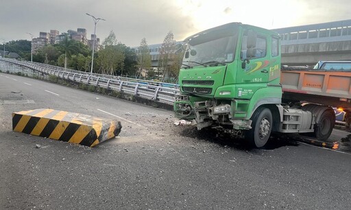 影/直擊!新店曳引車S型自撞護欄 駕駛送醫無大礙