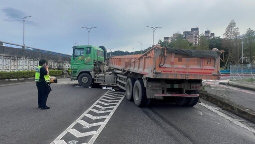 影/直擊!新店曳引車S型自撞護欄 駕駛送醫無大礙