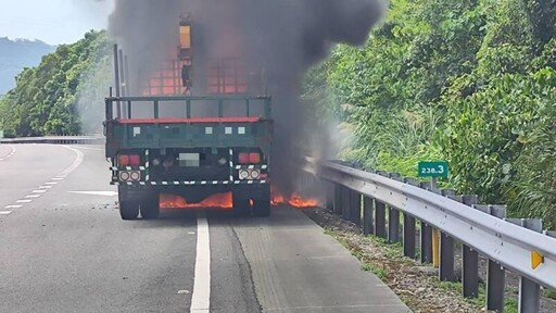 南投國道大火!「巨量濃煙蓋車道」直擊