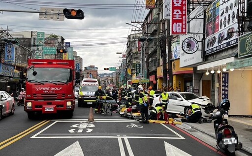 影/又是無照!新北土城汽車暴衝逆向撞7車 6人受傷