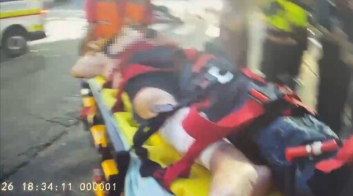 影/路口驚魂！嘉市70歲翁載妻遭撞飛 議員救援助脫困