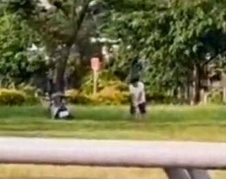 影/高捷大寮站旁驚見男「揮打高爾夫!」路人險遭擊中