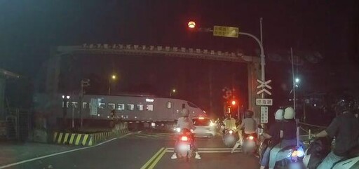 影/台南轎車強闖平交道拒退!新自強號被迫緊急停車全都錄