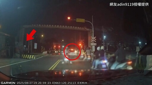 影/台南轎車強闖平交道拒退!新自強號被迫緊急停車全都錄