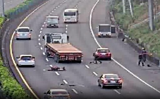 國道一號清晨嚴重自撞 三車道全是碎片