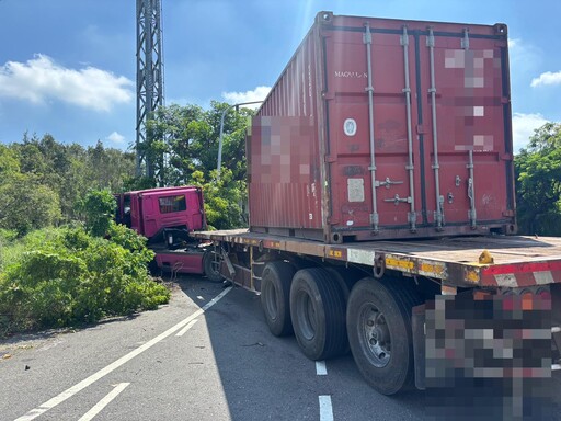 影/驚險瞬間曝!資收車陸橋違規迴轉 直接撞上貨櫃車