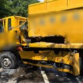 影/驚險瞬間曝！資收車陸橋違規迴轉 直接撞上貨櫃車