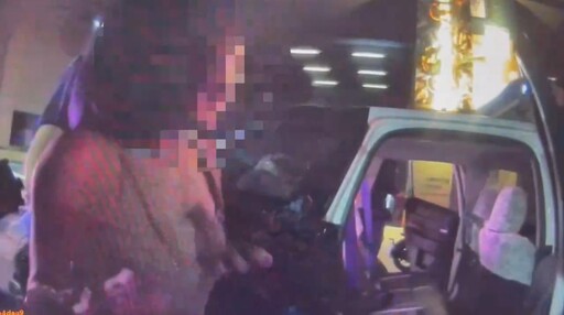 影/北市東區2女狂毆搭訕男 失控踹警遭逮捕送辦