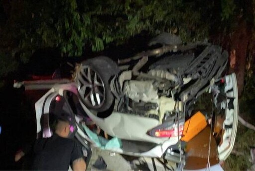 新竹湖口嚴重車禍!轎車撞電桿翻覆慘釀1死2傷