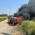 影/苗栗「轎車遭烈火吞噬」！車主：下車前在車內抽菸