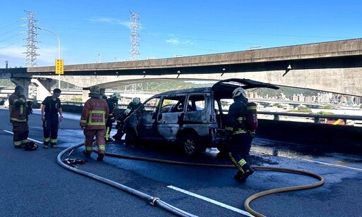 台1線高架小貨車遭火舌吞噬 駕駛逃生幸無傷