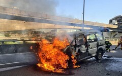 台1線高架小貨車遭火舌吞噬 駕駛逃生幸無傷