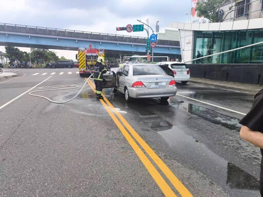 影/高雄假日驚見「車輛街頭狂燃」!危急畫面直擊