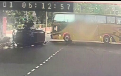 影/直擊大對撞!鳳山遊覽車撞翻休旅車 雙方都闖紅燈
