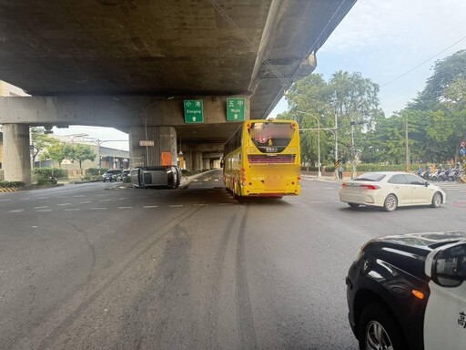 影/直擊大對撞!鳳山遊覽車撞翻休旅車 雙方都闖紅燈