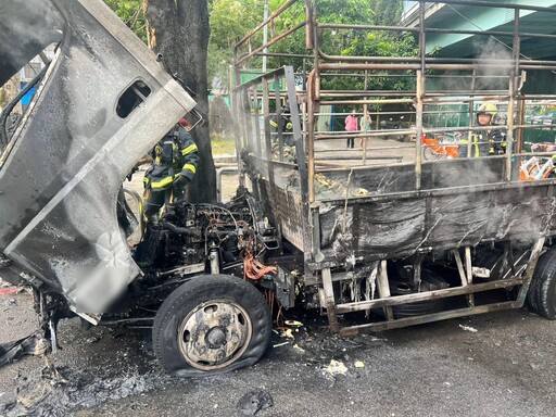 影/新店路邊駭人火海 貨車車頭燒到剩殘骸