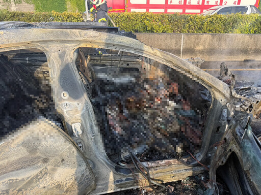 國道賓士撞貨櫃車起火失控!駕駛受困車內罹難年僅18歲