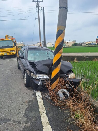 影/苗栗苑裡轎車、機車路口擦撞！女騎士慘噴摔稻田
