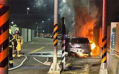 高雄6旬翁車內吃宵夜聞到燒焦味 下秒愛車突自燃