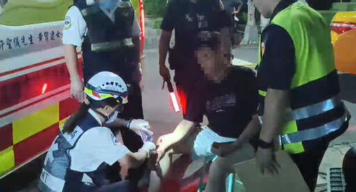 影/高雄17歲少年無照騎車 路口猛撞計程車慘摔送醫