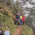 影/阿里山登山意外！67歲婦登山踩空 警消繩索拉抬驚險救援
