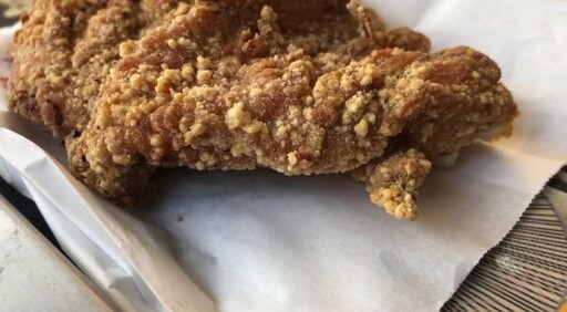影/「兩片100元」活動結束還掛布條 台南雞排店遭棄單網不挺