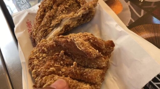 影/「兩片100元」活動結束還掛布條 台南雞排店遭棄單網不挺