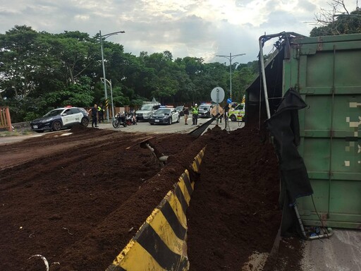 大翻車！台中大貨車下坡失速又超載 培養土灑滿路面
