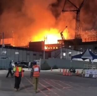 影/恐怖！興達電廠晚間冒大火 高市消防局：無人員傷亡