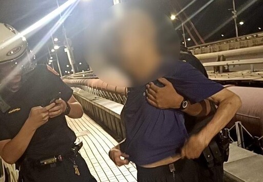影/北市翁想不開欲跳大直橋 警即刻救援阻憾事