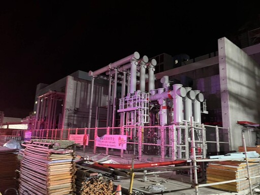 影/疑天然氣洩漏引發大火!陳其邁急奔興達電廠爆炸現場