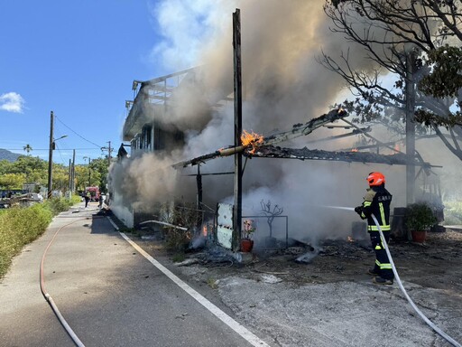 花蓮光復鄉兩層鐵皮民宅燒成骨架! 消防出動12車20人撲滅
