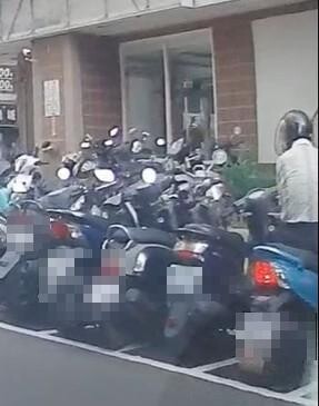 騎士逆向闖紅燈還罵人只為這件事 民眾目擊PO網警開罰