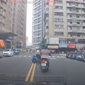 騎士逆向闖紅燈還罵人只為這件事 民眾目擊PO網警開罰