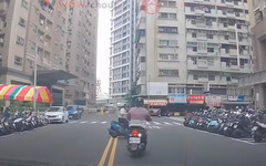 騎士逆向闖紅燈還罵人只為這件事 民眾目擊PO網警開罰