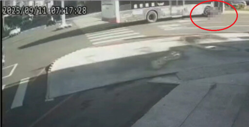 影/嘉義死亡車禍!8旬婦騎單車過馬路 遭右轉公車輾斃