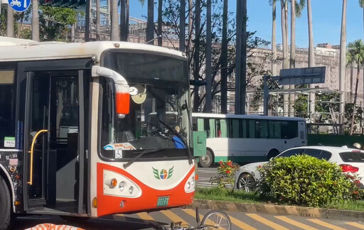 影/嘉義死亡車禍!8旬婦騎單車過馬路 遭右轉公車輾斃