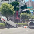 高雄慘烈大翻車！3車猛撞翻覆1人緊急送醫