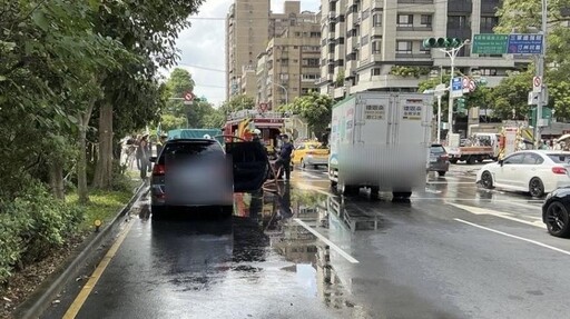 影/北市休旅車追撞貨車起火 2駕駛及時逃生