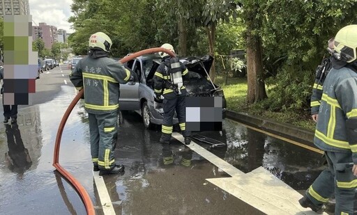 影/北市休旅車追撞貨車起火 2駕駛及時逃生