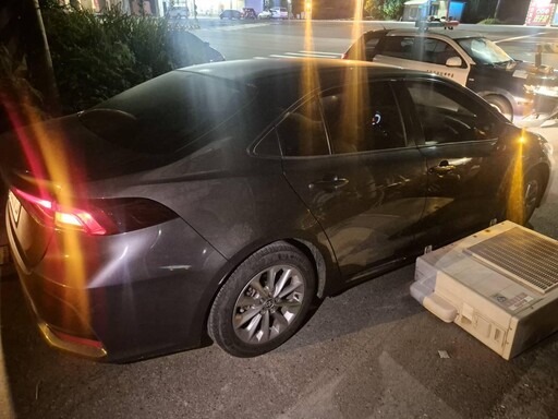 微電車載冷氣機撞傷轎車 「無掛牌」禁止行駛並開罰