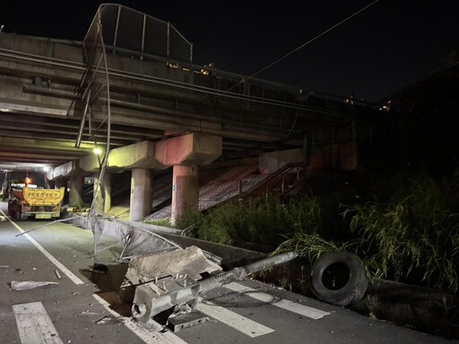 國1凌晨驚魂！聯結車撞破護欄 油箱噴飛墜地爆炸