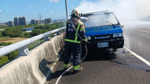 驚魂!國1高架桃園段「貨車突狂燃」 駕駛乘客急逃命
