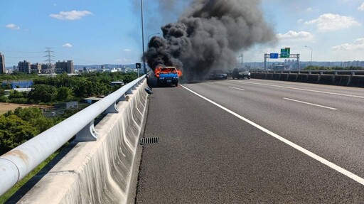 驚魂!國1高架桃園段「貨車突狂燃」 駕駛乘客急逃命