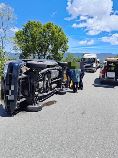 影/花蓮貨車突煞車遭砂石車追撞 2人骨折送醫