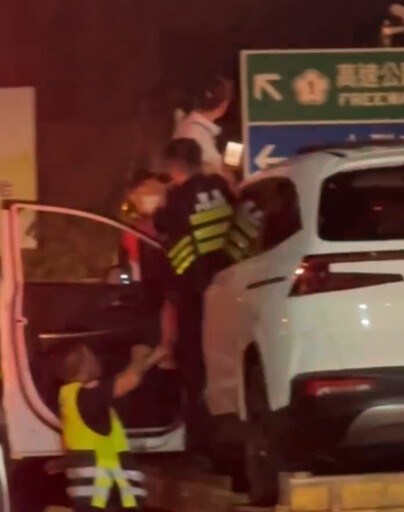 西螺服務區女駕駛暴走!爬拖吊車阻擋還襲警遭強制送醫