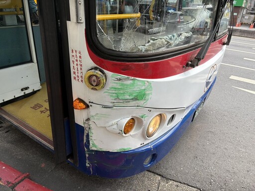 影/搶道慘遭殃！北市大安區公車、郵務車「爭道」互撞 釀1人輕傷