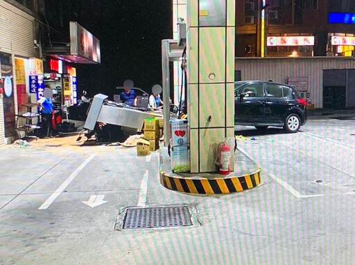 影/龜山小車進站暴衝 加油機遭撞倒壓到人「狂漏油」
